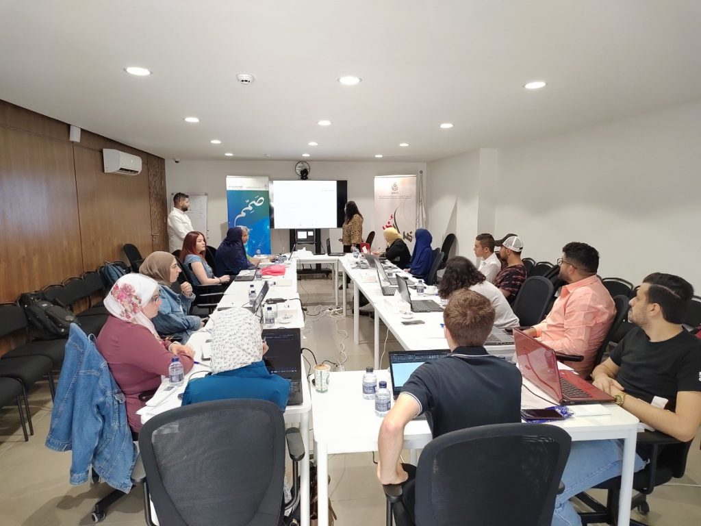 The owner of the “I am learning” initiative shares his experience with the owners of the entrepreneurial projects incubated at the Maqha AL Nahda