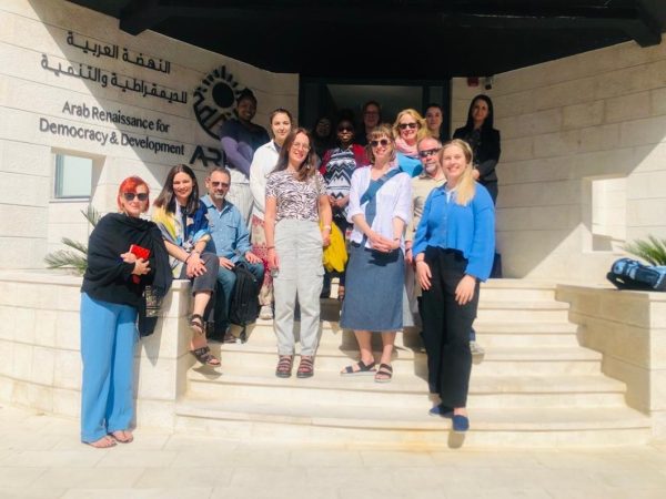 وفد من طلبة جامعة “باث” يزورون منظمة النهضة (أرض) للتعرف على تجربة اللاجئين في الأردن