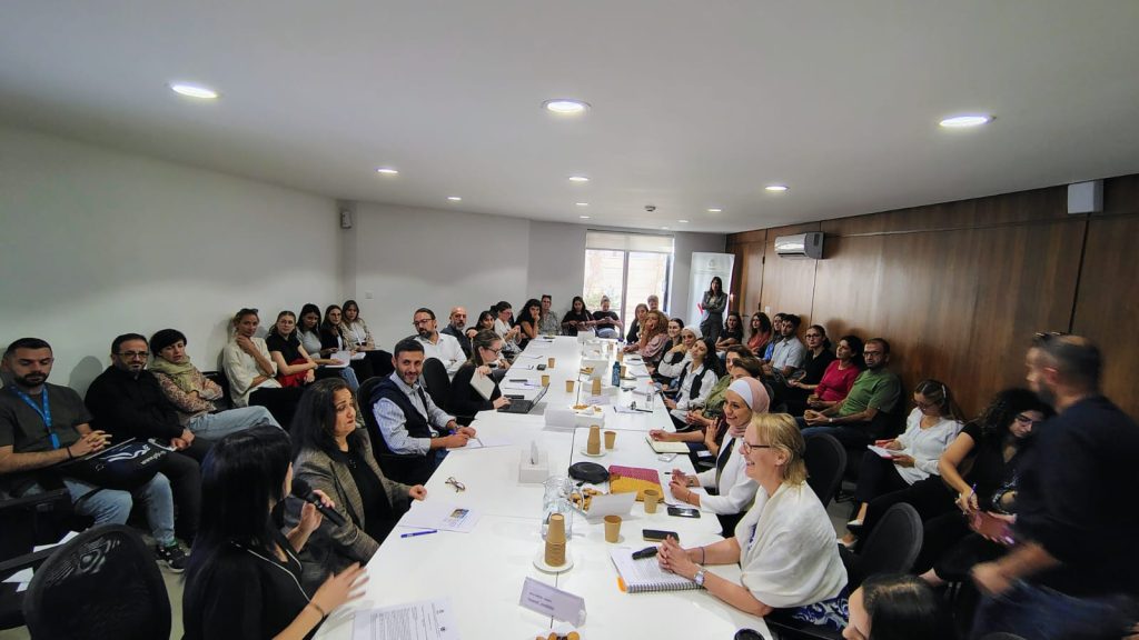 من الاستضافة إلى الانتقال: استكشاف فرص وتحديات عودة اللاجئين