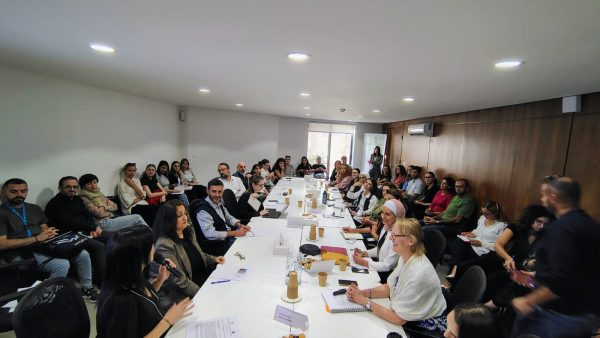 من الاستضافة إلى الانتقال: استكشاف فرص وتحديات عودة اللاجئين