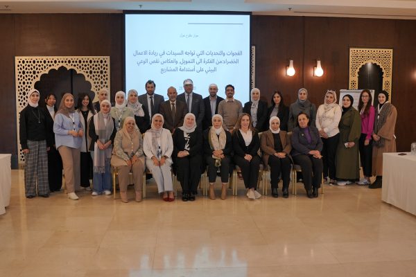 طاولة مستديرة تستكشف الفجوات التي تواجه المرأة في ريادة الأعمال الخضراء